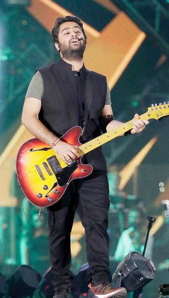 Arijit Singh Net Worth In Rupees at concert